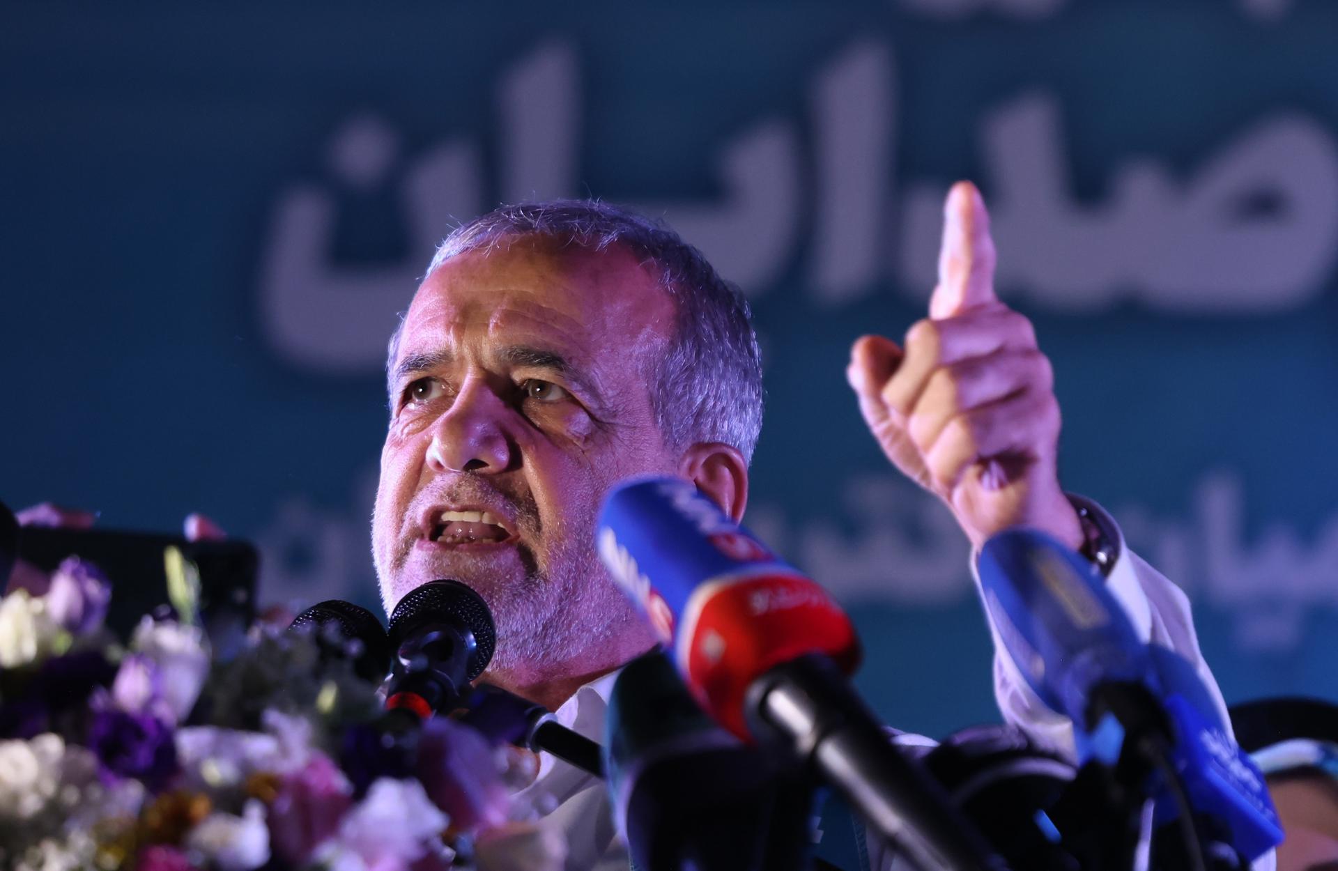 El presidente de Irán, Masud Pezeshkian, advirtió que cualquier agresión contra Ali Jameneí equivaldría a “una guerra total”.